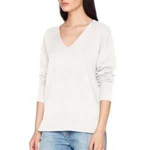 🌸 2/$25 NWT French Connection Cream Ivory V-neck Sweater Ribbed Hem Cuffs
